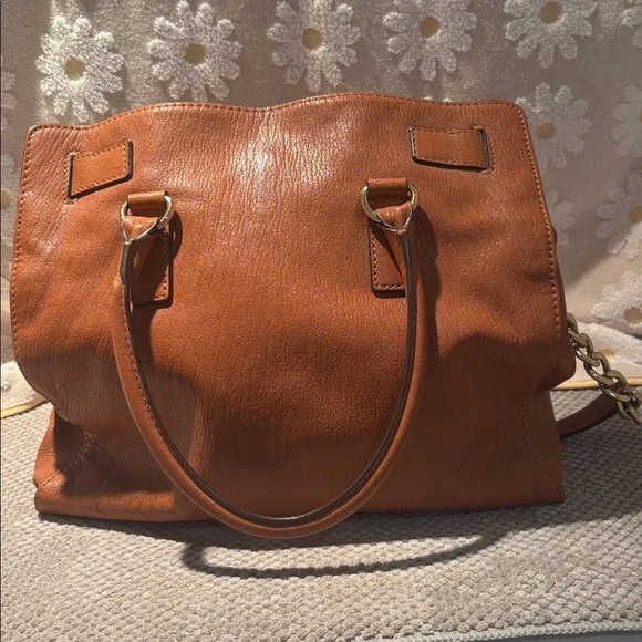 Michael Kors Tan Leather Shoulder Bag with Gold Heart Lock - Picture 2 of 4